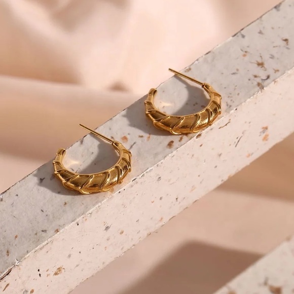 New 18K Gold C Shape Hoop Earrings, wonderful Earrings, wow Earrings - Picture 4 of 6